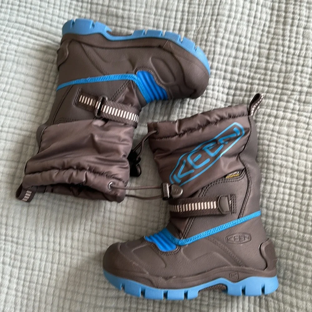 KEEN Kids' Black and Blue Snow Boots - Picture 4 of 11